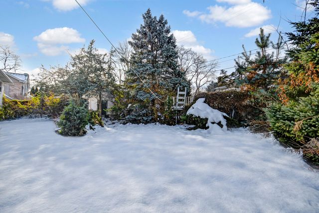 8950 S 85th Court, Hickory Hills, IL 60457