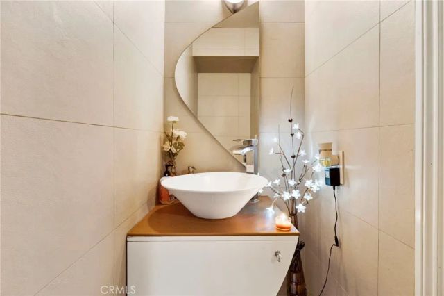 7764 Via Capri, Burbank, CA 91504