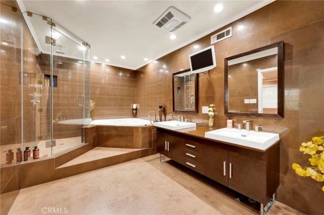 7764 Via Capri, Burbank, CA 91504