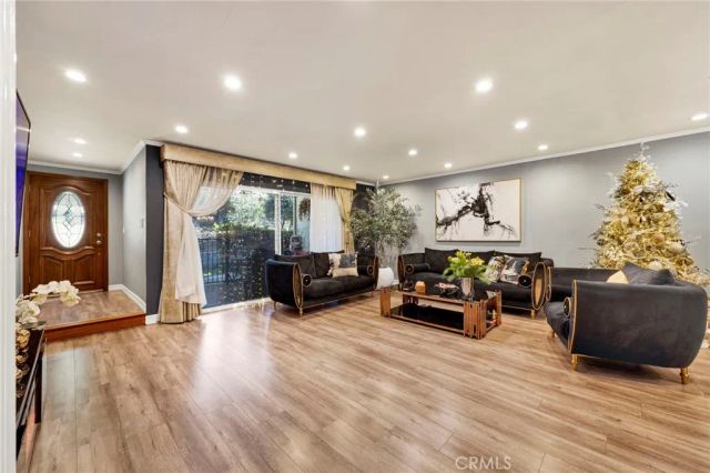7764 Via Capri, Burbank, CA 91504