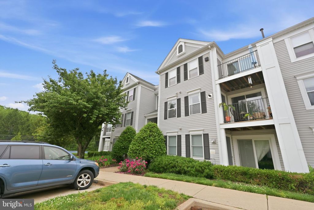 Image 1 of property listing at 10021 VANDERBILT CIR #10, Gaithersburg, MD 20878
