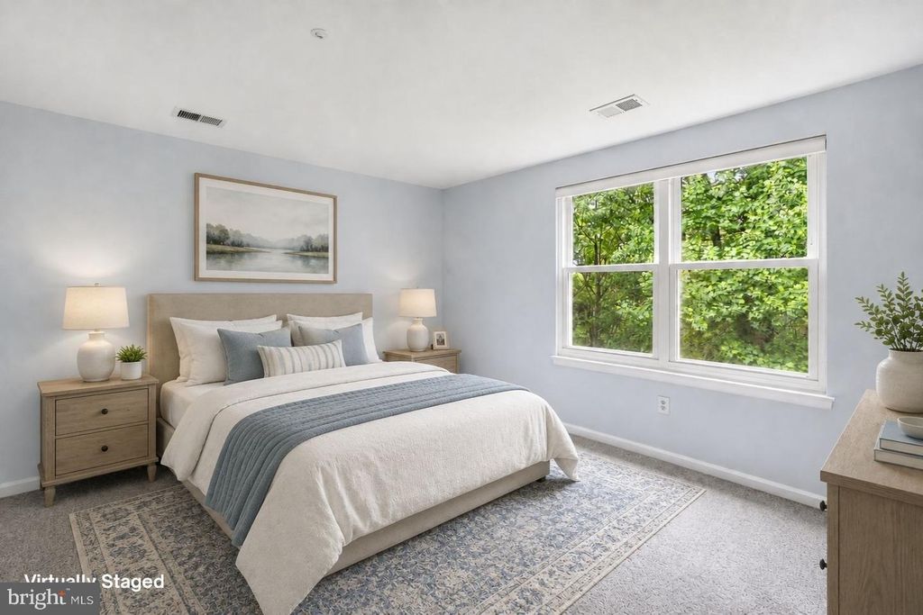 Image 10 of property listing at 10021 VANDERBILT CIR #10, Gaithersburg, MD 20878