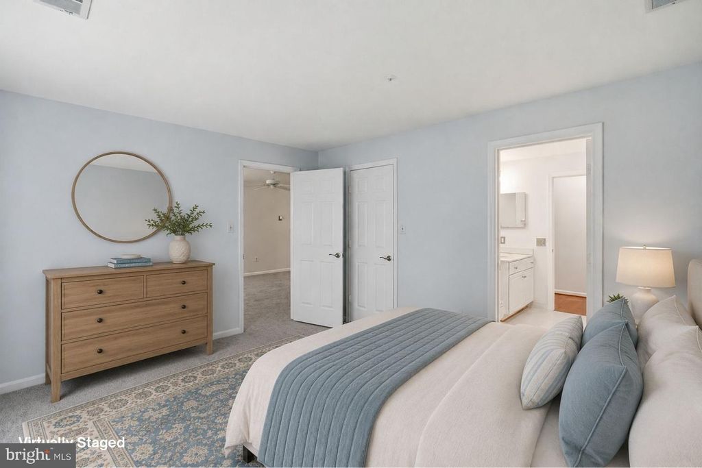 Image 11 of property listing at 10021 VANDERBILT CIR #10, Gaithersburg, MD 20878