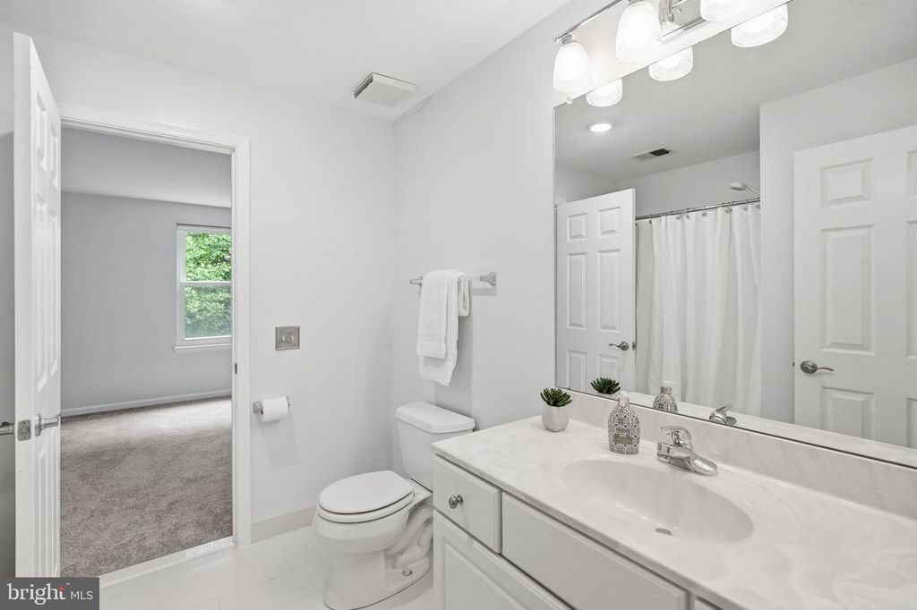 Image 12 of property listing at 10021 VANDERBILT CIR #10, Gaithersburg, MD 20878