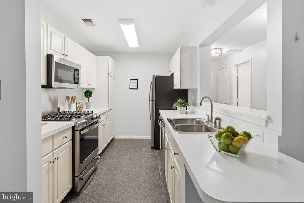 Image 4 of property listing at 10021 VANDERBILT CIR #10, Gaithersburg, MD 20878