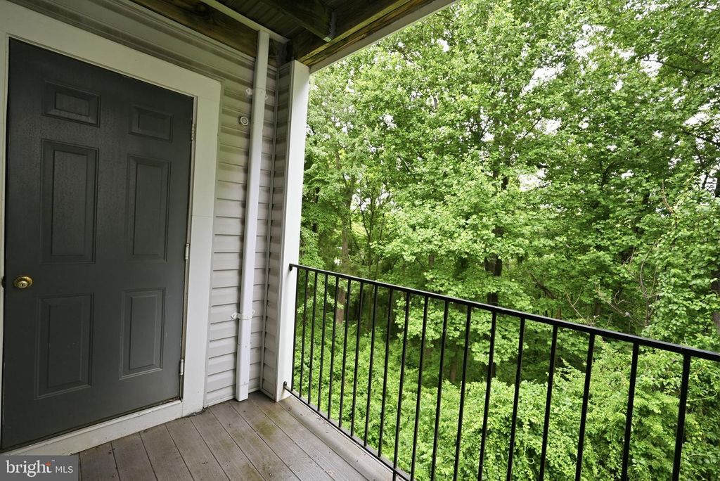 Image 6 of property listing at 10021 VANDERBILT CIR #10, Gaithersburg, MD 20878