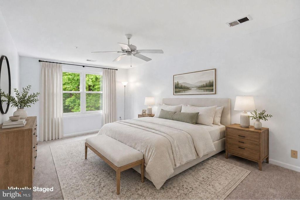 Image 7 of property listing at 10021 VANDERBILT CIR #10, Gaithersburg, MD 20878