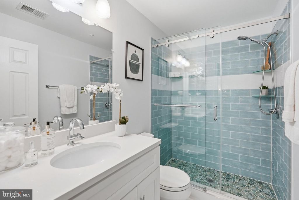 Image 9 of property listing at 10021 VANDERBILT CIR #10, Gaithersburg, MD 20878