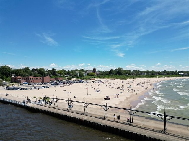7251 Lakeview Avenue, South Haven, MI 49090
