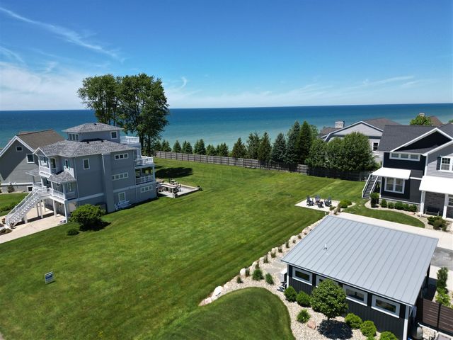 7251 Lakeview Avenue, South Haven, MI 49090
