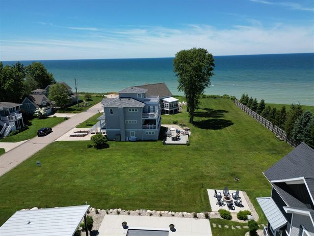 7251 Lakeview Avenue, South Haven, MI 49090