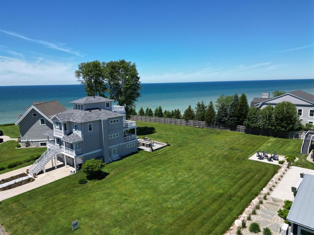 7251 Lakeview Avenue, South Haven, MI 49090