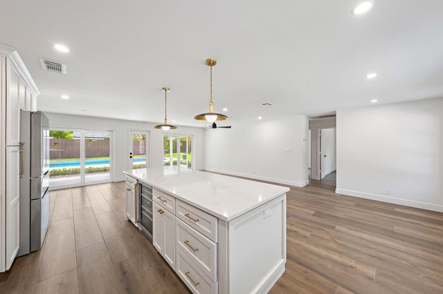 109 E RIVERSIDE Drive, Jupiter, FL 33469