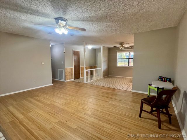 140 W Harris Road, Muskogee, OK 74401