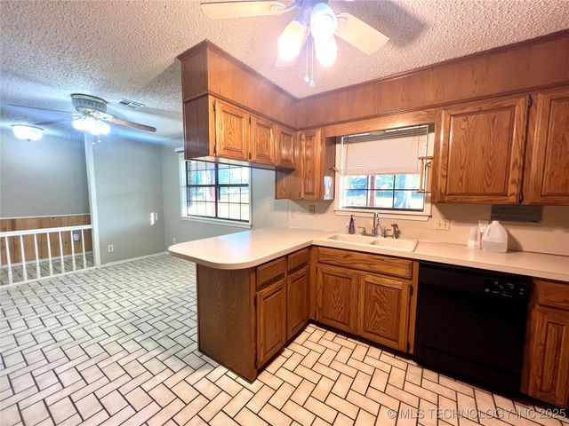 140 W Harris Road, Muskogee, OK 74401