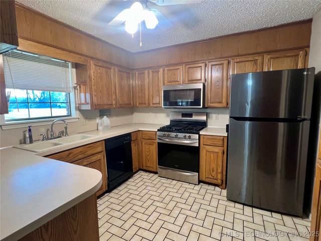 140 W Harris Road, Muskogee, OK 74401