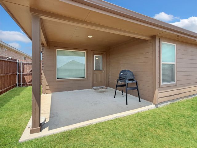 9749 Walnut Cove Drive, Fort Worth, TX 76108