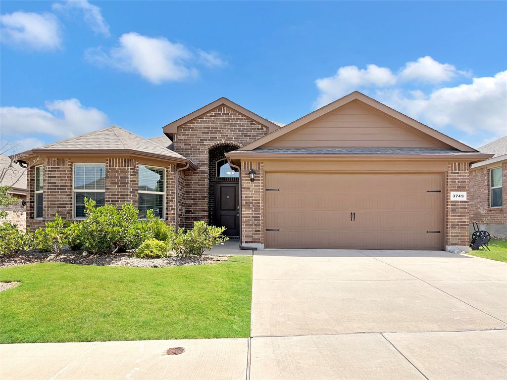 9749 Walnut Cove Drive, Fort Worth, TX 76108