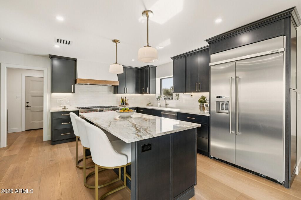 Image 5 of property listing at 7328 E TUCKEY Lane, Scottsdale, AZ 85250