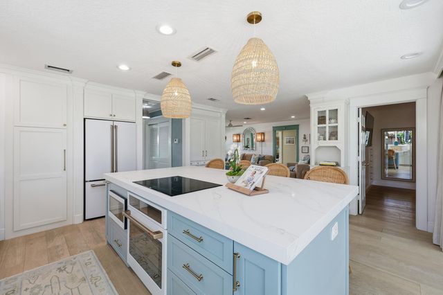 61 Pinehill Trail W, Tequesta, FL 33469