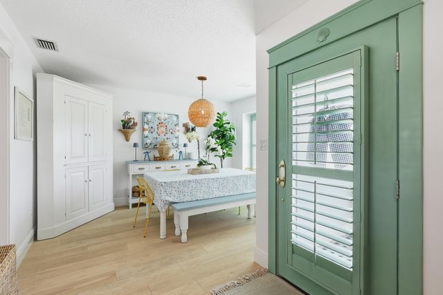 61 Pinehill Trail W, Tequesta, FL 33469