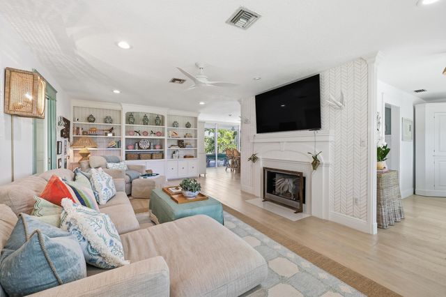 61 Pinehill Trail W, Tequesta, FL 33469