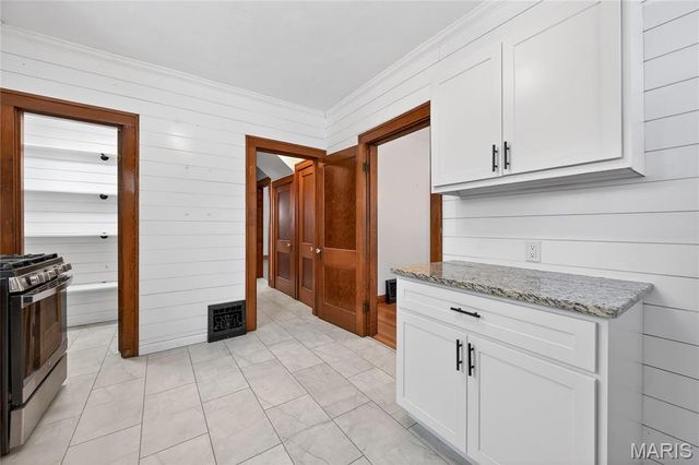 221 N Benton Avenue, St Charles, MO 63301