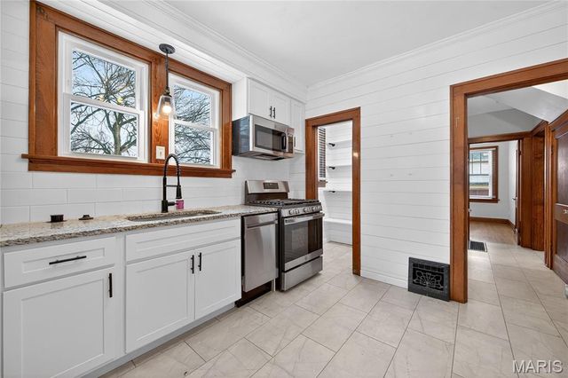 221 N Benton Avenue, St Charles, MO 63301