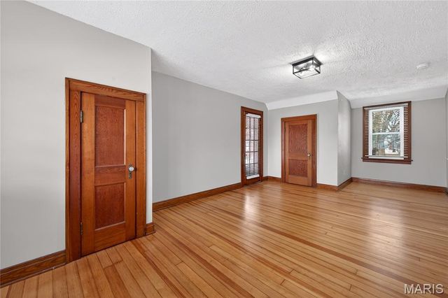 221 N Benton Avenue, St Charles, MO 63301