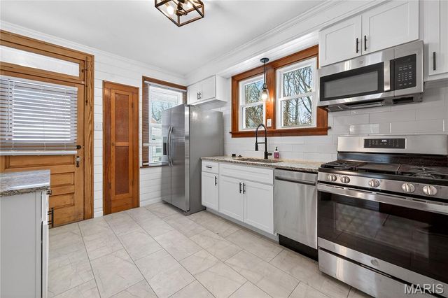 221 N Benton Avenue, St Charles, MO 63301