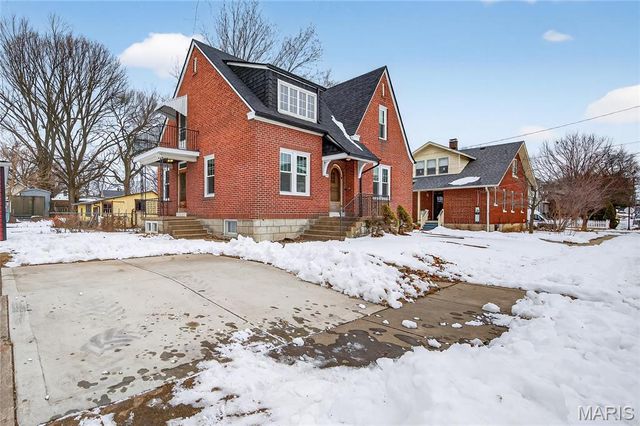 221 N Benton Avenue, St Charles, MO 63301