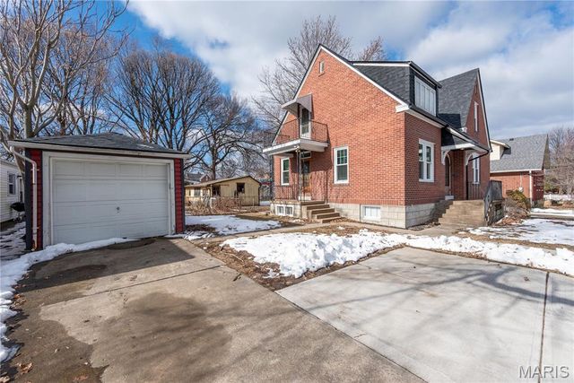 221 N Benton Avenue, St Charles, MO 63301