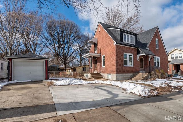 221 N Benton Avenue, St Charles, MO 63301