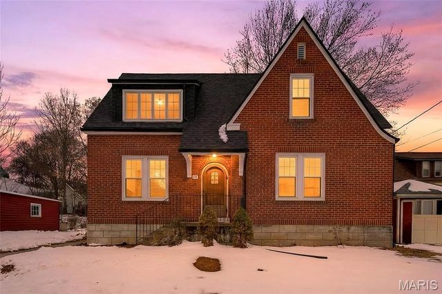 221 N Benton Avenue, St Charles, MO 63301