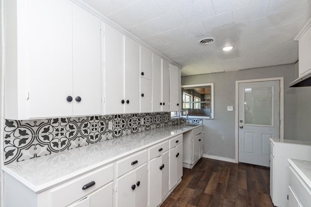 1230 W 4th Street, Freeport, TX 77541