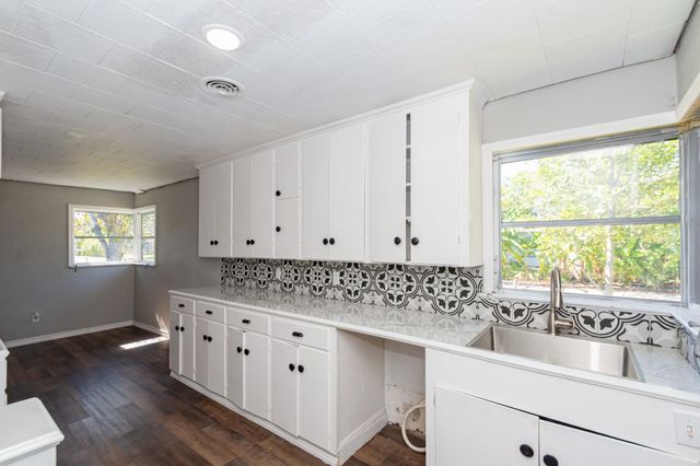 1230 W 4th Street, Freeport, TX 77541