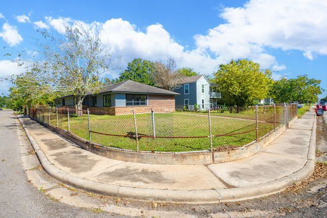 1230 W 4th Street, Freeport, TX 77541