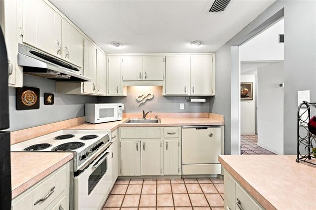 501 PLAZA SEVILLE COURT 2, Treasure Island, FL 33706