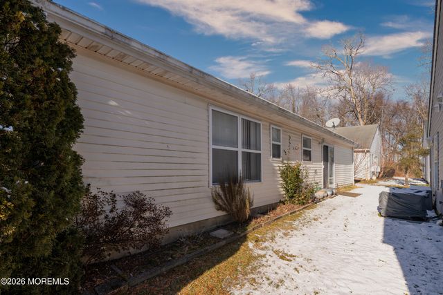 95 Farnworth Close, Freehold, NJ 07728