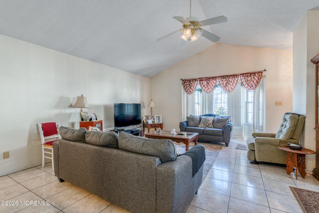 95 Farnworth Close, Freehold, NJ 07728