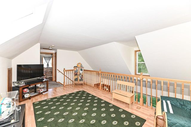 960 E Oakwood ROAD, Oak Creek, WI 53154