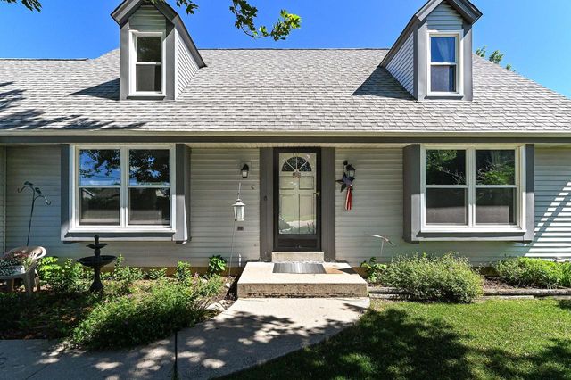 960 E Oakwood ROAD, Oak Creek, WI 53154