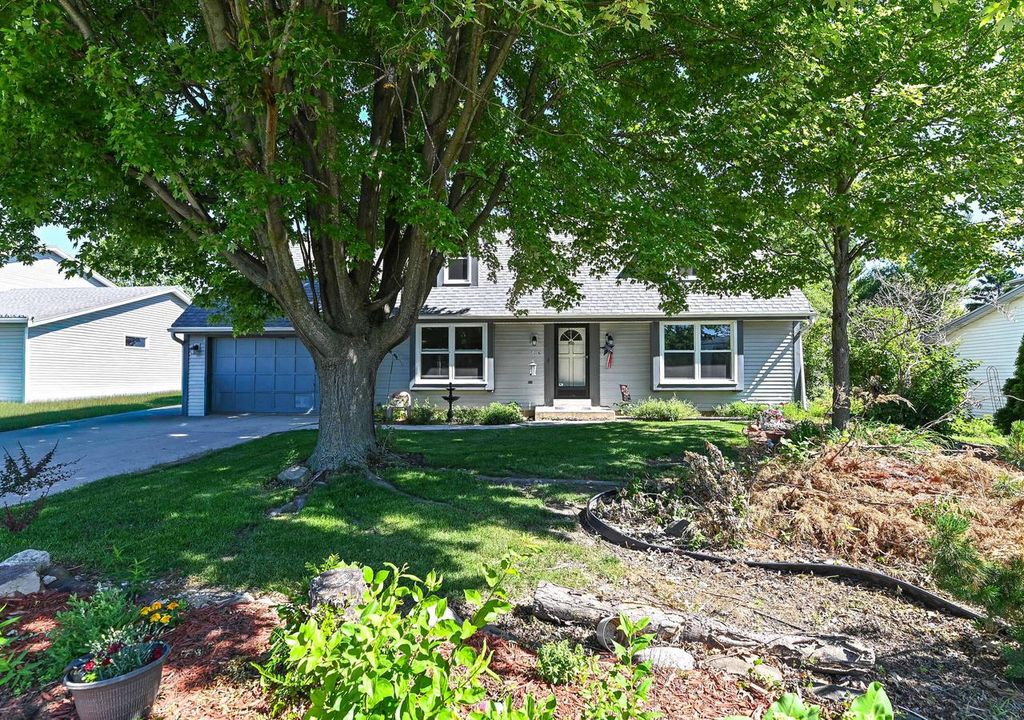 960 E Oakwood ROAD, Oak Creek, WI 53154