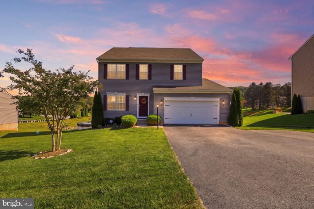 Image 1 of property listing at 255 PALOMINO DR, York, PA 17402