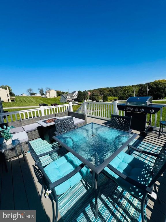 Image 2 of property listing at 255 PALOMINO DR, York, PA 17402