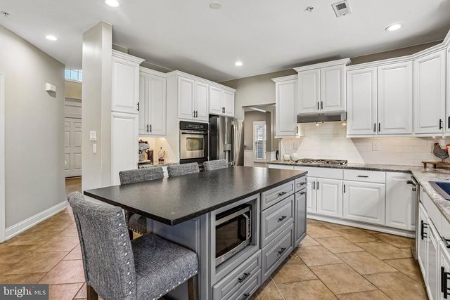 915 NOAHS CIR, Warrington, PA 18976