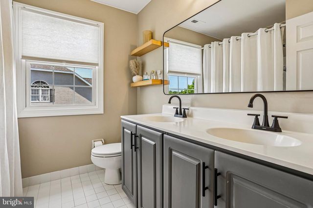 915 NOAHS CIR, Warrington, PA 18976
