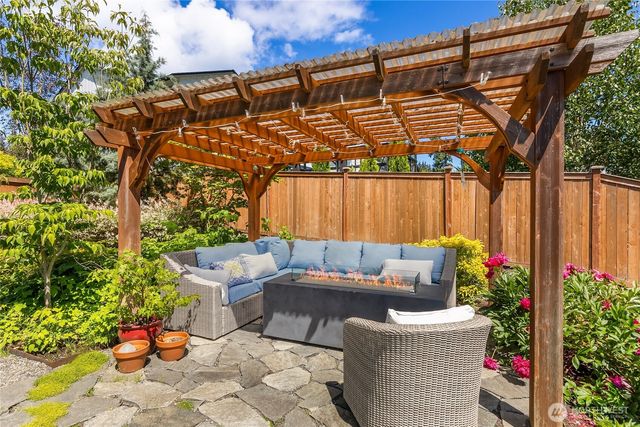 8701 NE Winslow Grove Court, Bainbridge Island, WA 98110