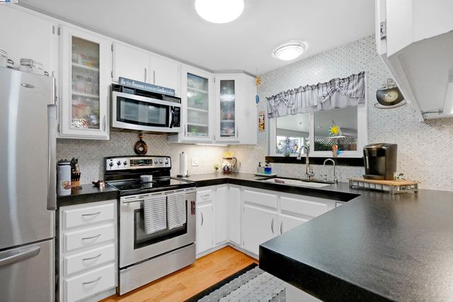 2472 Bradford Ave, Hayward, CA 94545