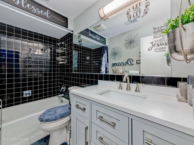 1717 W Crystal Lane 702, Mount Prospect, IL 60056